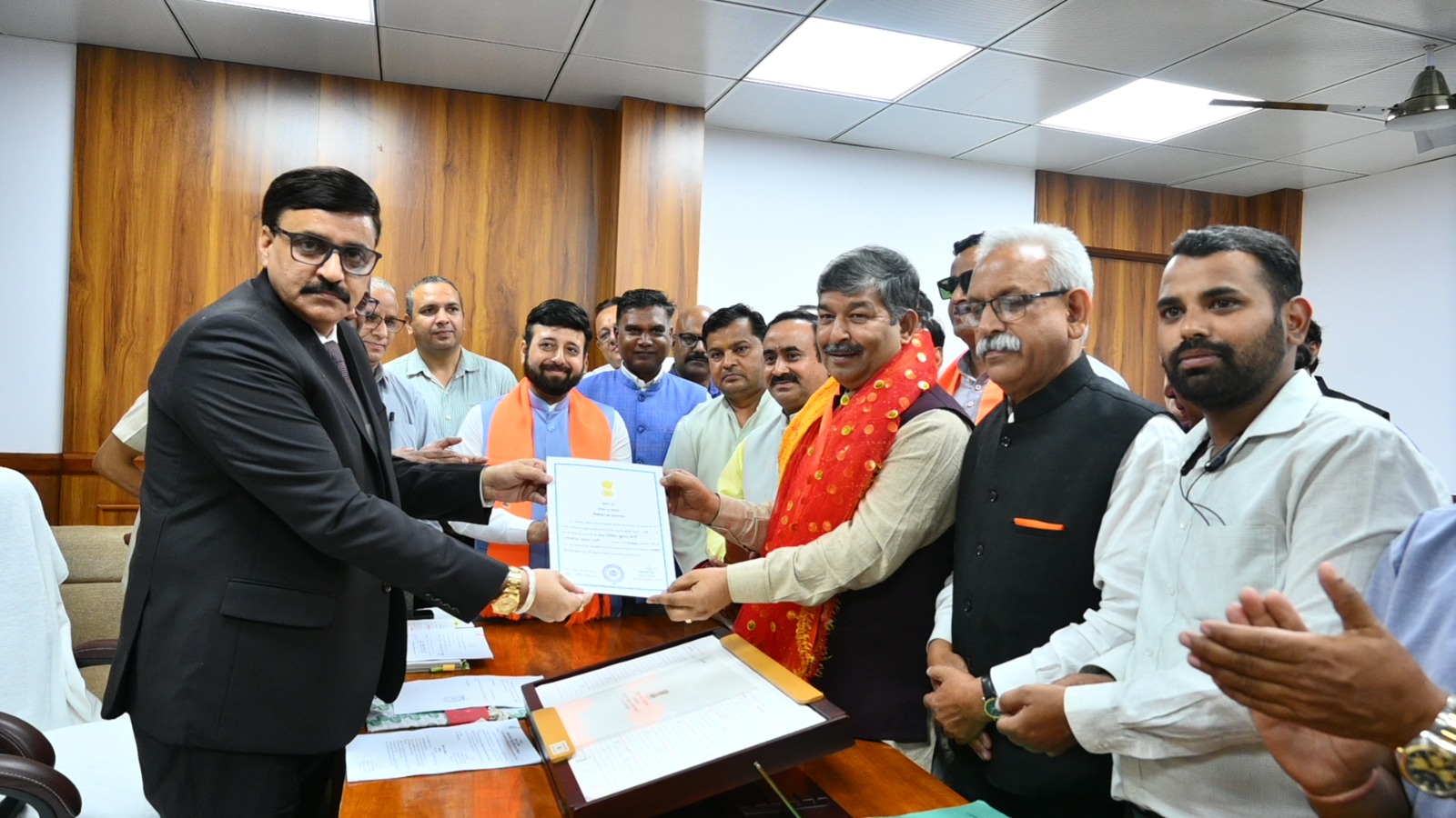 Uttarakhand: दिनेश आर्य को राज्यसभा सदस्य निर्वाचित होने का प्रमाण पत्र सौंपा