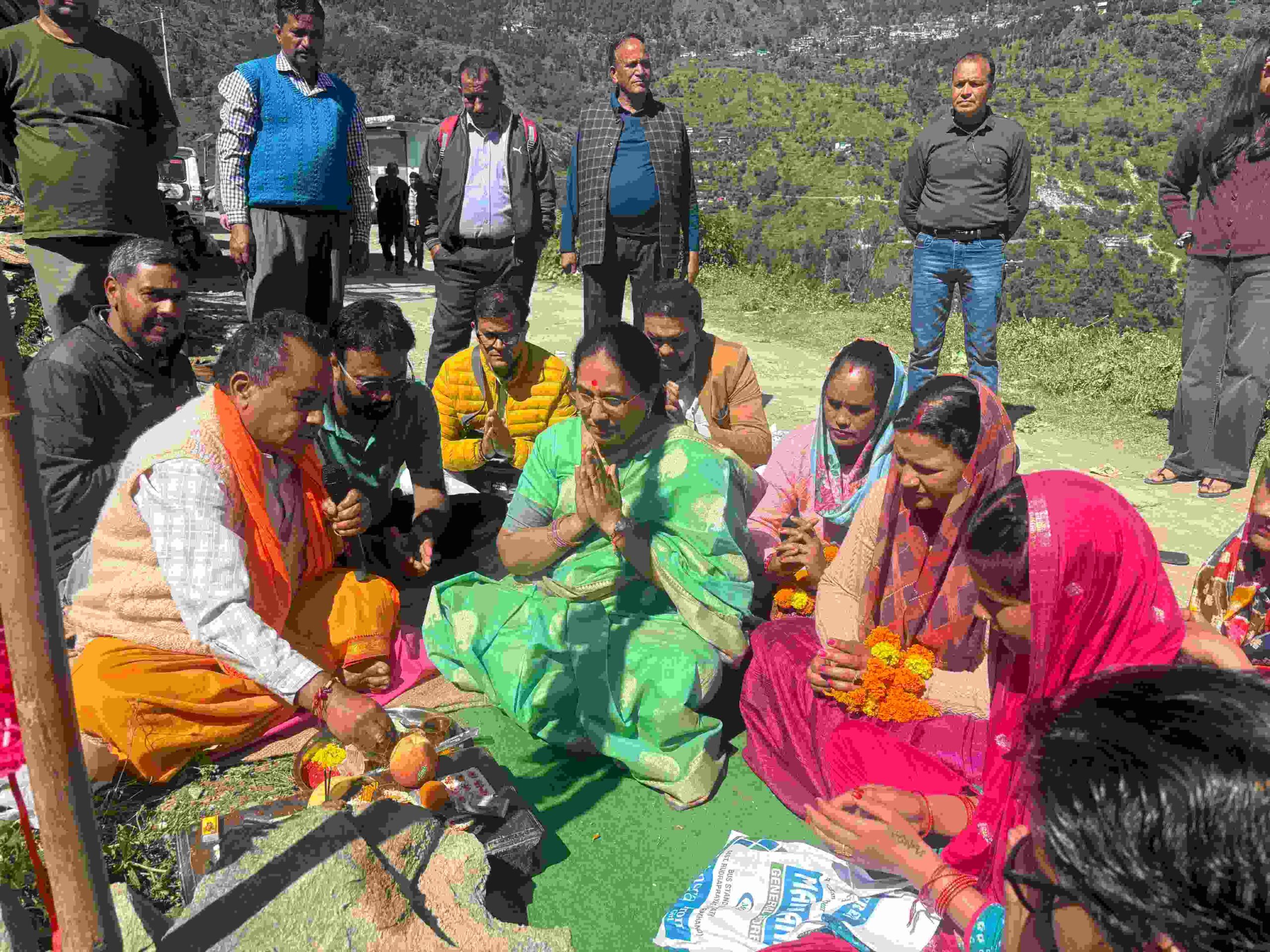 Uttarakhand: केदारनाथ विधायक आशा नौटियाल ने किया डामरीकरण कार्य का भूमिपूजन, दर्जनों गांवों को मिलेगी आवागमन में राहत