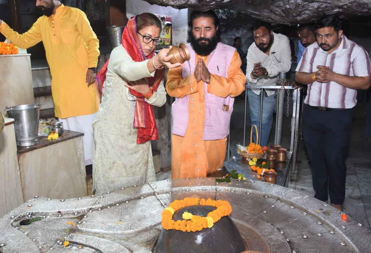 Uttarakhand: स्वस्थ होकर जनसेवा के लिए फिर सक्रिय हुईं मंत्री रेखा आर्या, टपकेश्वर मंदिर में की पूजा-अर्चना