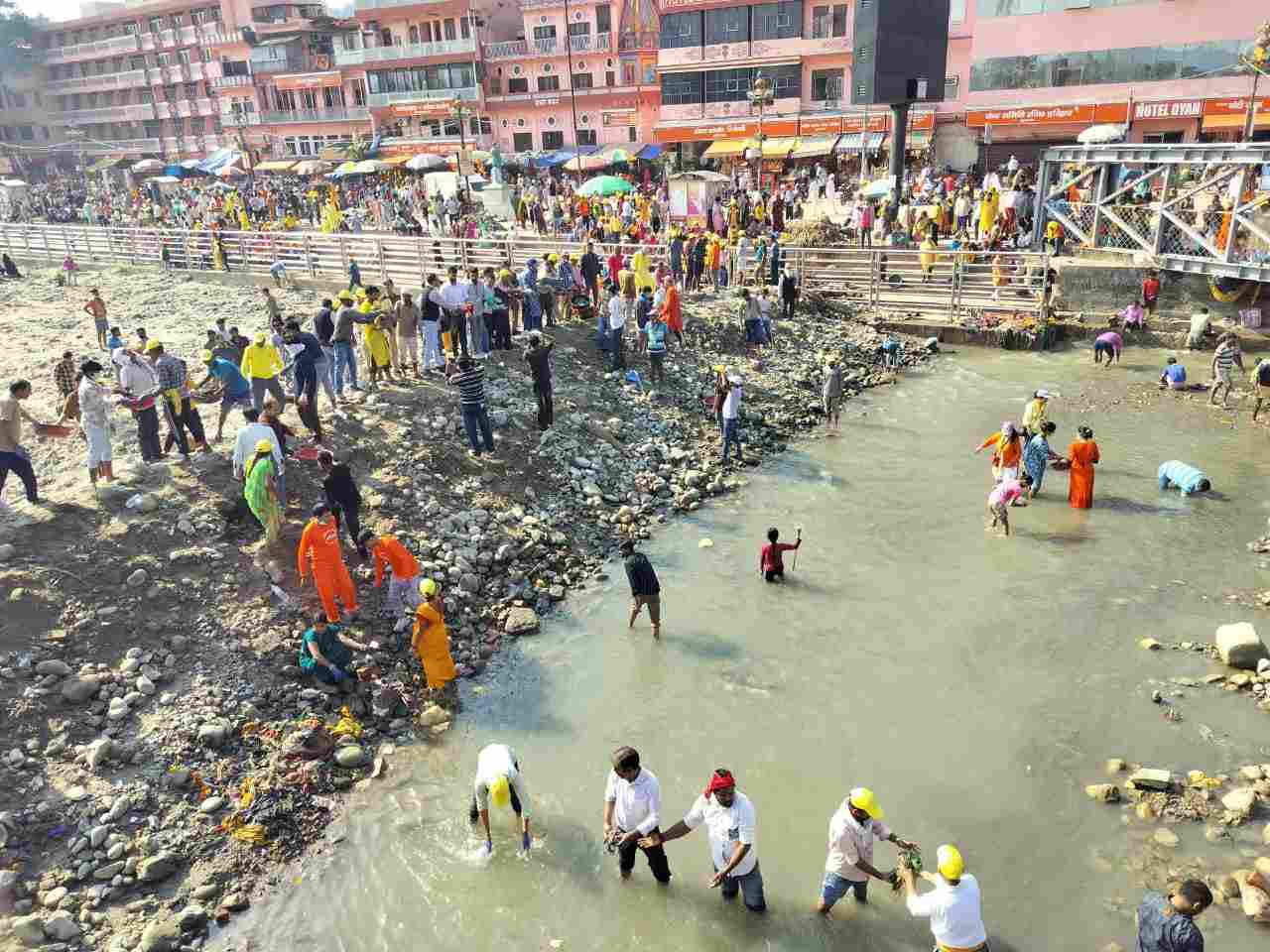 Uttarakhand: कुंभ से पहले हरकी पैड़ी पर हजारों लोगों ने चलाया स्वच्छता अभियान, संत समाज और प्रशासन ने मिलकर की घाटों की सफाई
