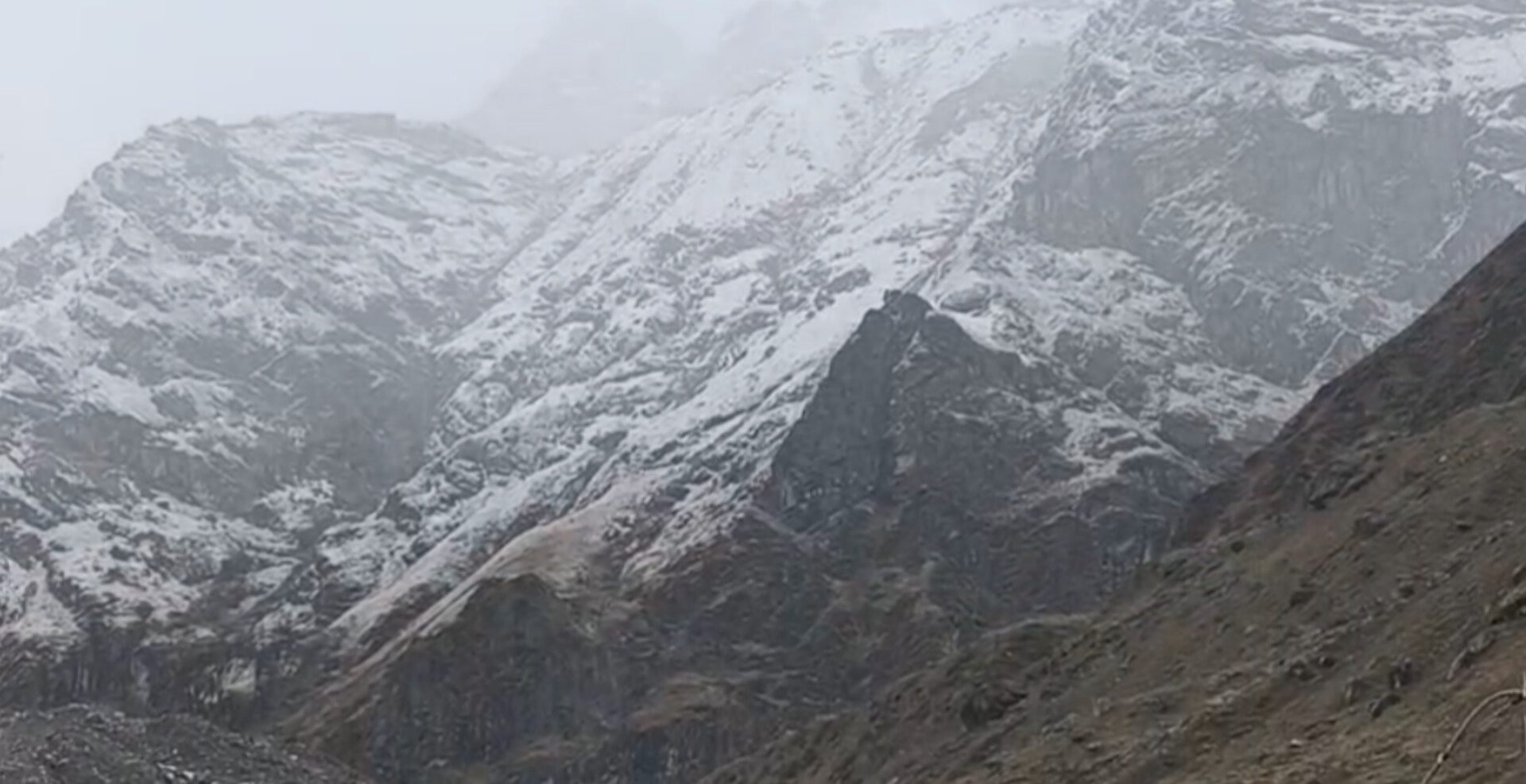 Uttarakhand: केदारनाथ और तुंगनाथ की चोटियों पर बर्फबारी, ठंड बढ़ी